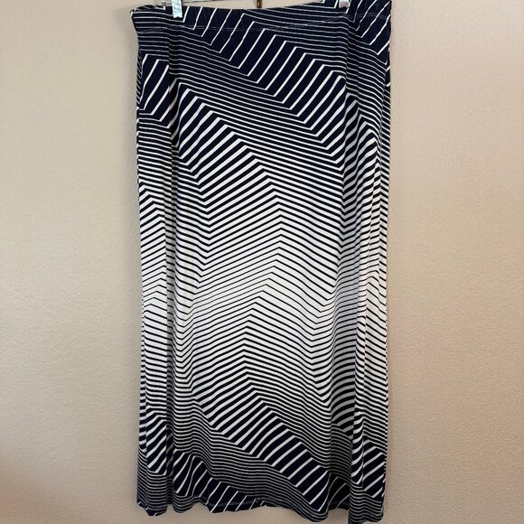 Chico’s Navy & White Stripe Swirl Skirt – Size 2 - Picture 2 of 11